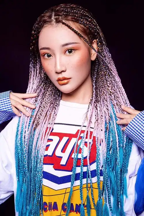 传播脏辫文化-追求精神自由—— 宽厚里脏辫 ——它是通过编织加色