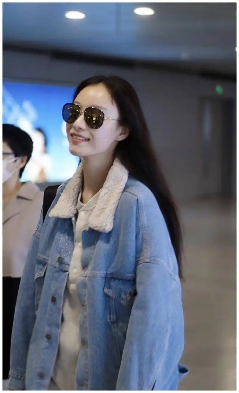 原创倪妮真有女神范身穿牛仔外套搭配休闲裤基础款穿出高级感