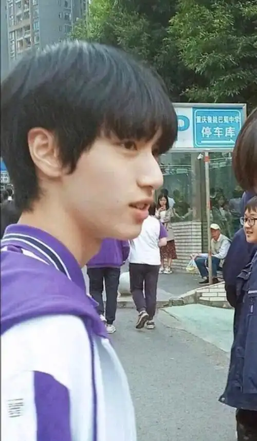 严浩翔巴蜀中学校服照合集96干净清爽的男高中生永远让人心动