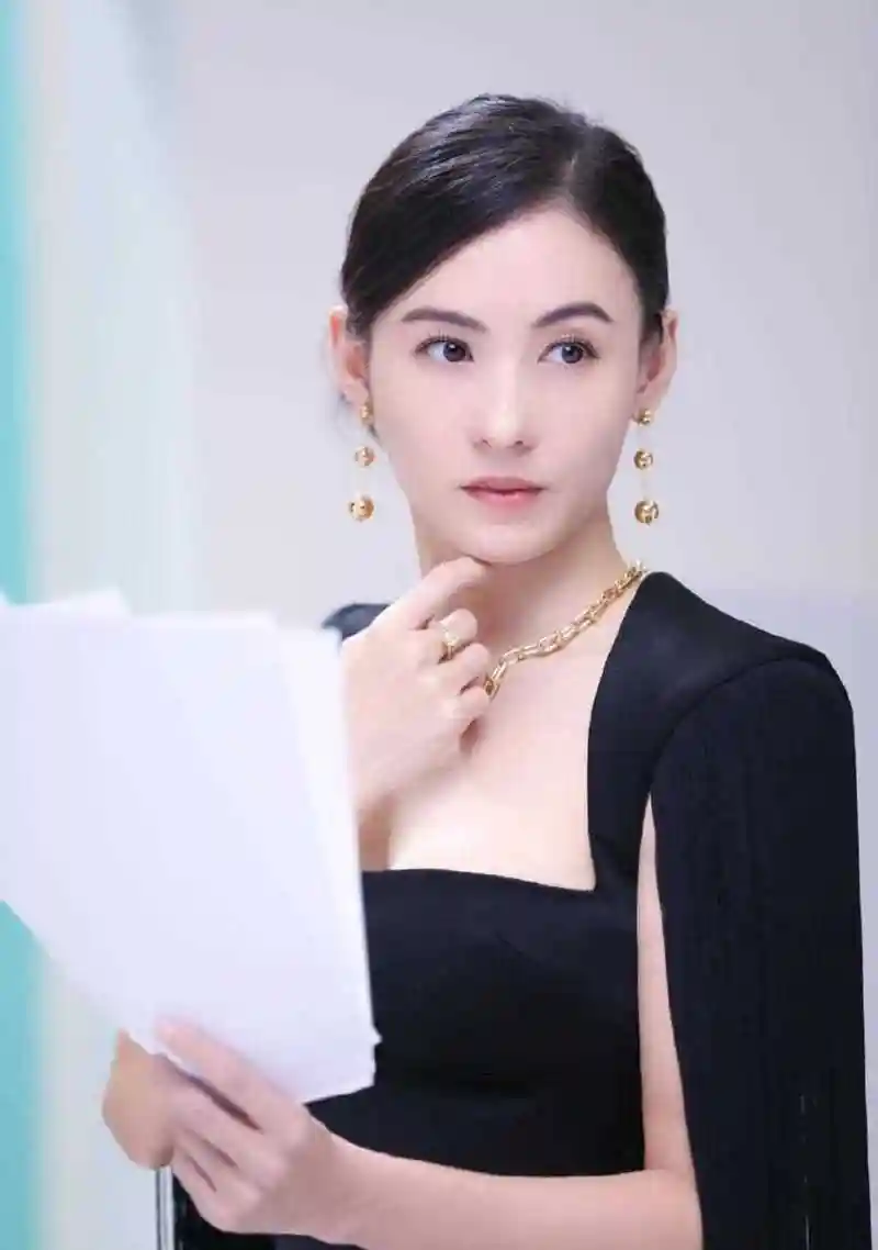 张柏芝的盛世美颜真的绝了,最新曝光的一组大片花絮,她身穿一袭黑色