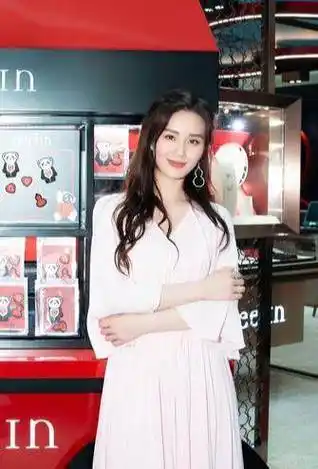 原创刘诗诗无精修图曝光粉色长裙优雅从容路人视角下被喊刘亦菲