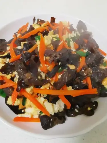 木耳胡萝卜丝儿炒鸡蛋的做法