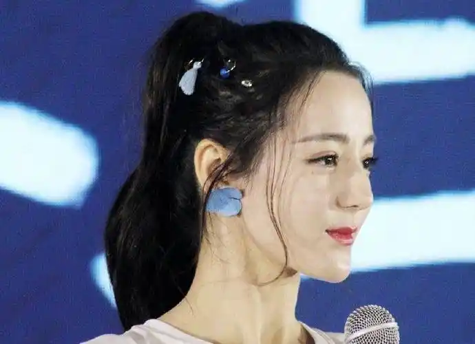 原创迪丽热巴生图引热议28岁皮肤状态好的不像话看清腿围我酸了