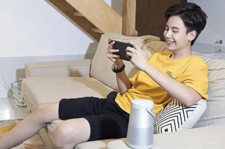 胡先煦青春帅气居家写真图片