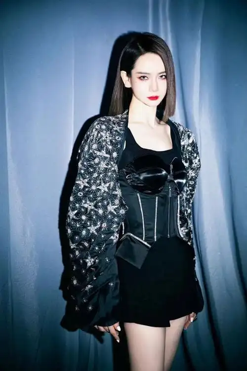 约会学戚薇穿黑色系摩登有范儿超女王风