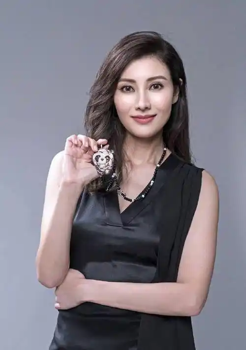 李嘉欣晒庆生照,冻龄美貌露肩秀锁骨,嫁百亿豪门生活费仅2百万_许晋亨