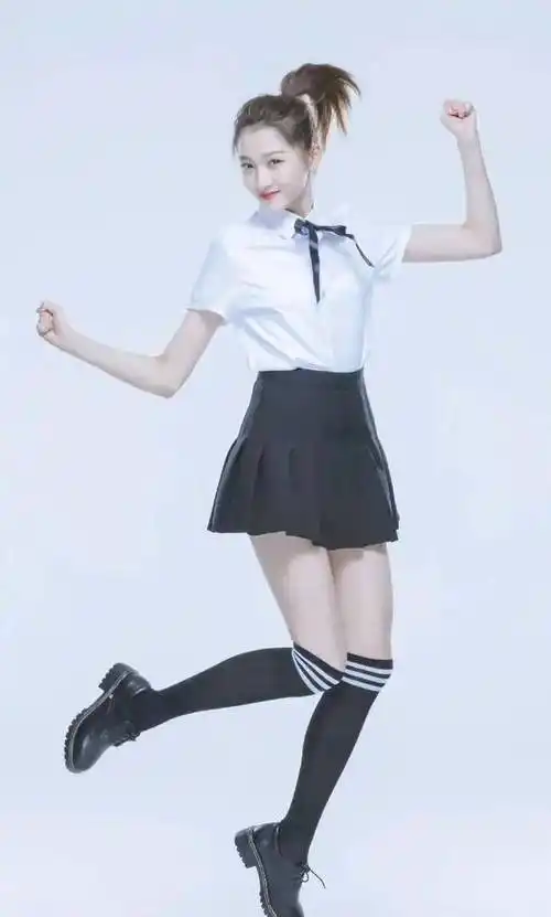 关晓彤的身材真抢镜衬衫配百褶裙秀出细直美腿目测长有一米二