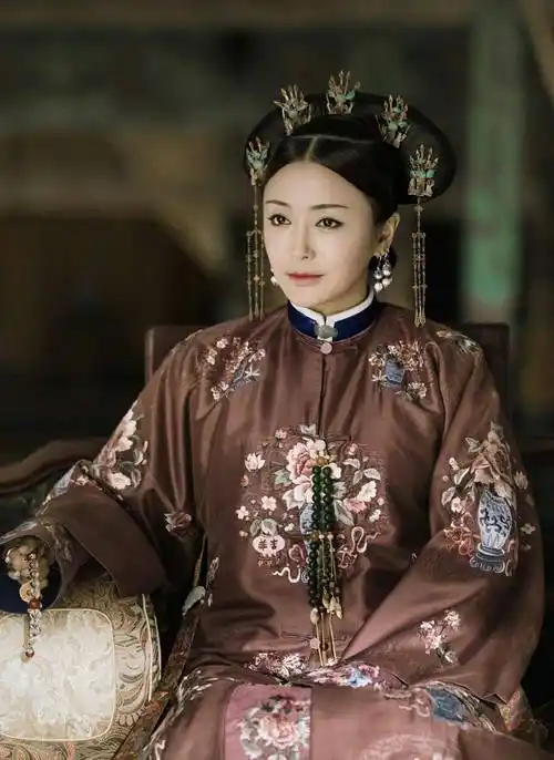 原创原创不红有多惨秦岚片场多人照顾排场大黄海冰独自一旁抽烟显落寞