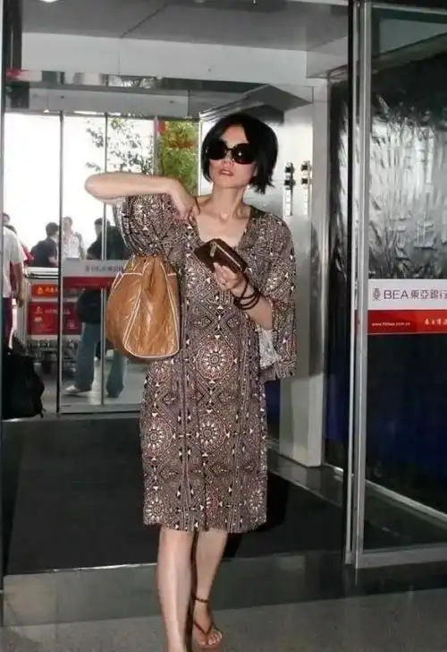 王菲在街头穿毫无特色的连衣裙素颜普通满肚子赘肉一股大妈味