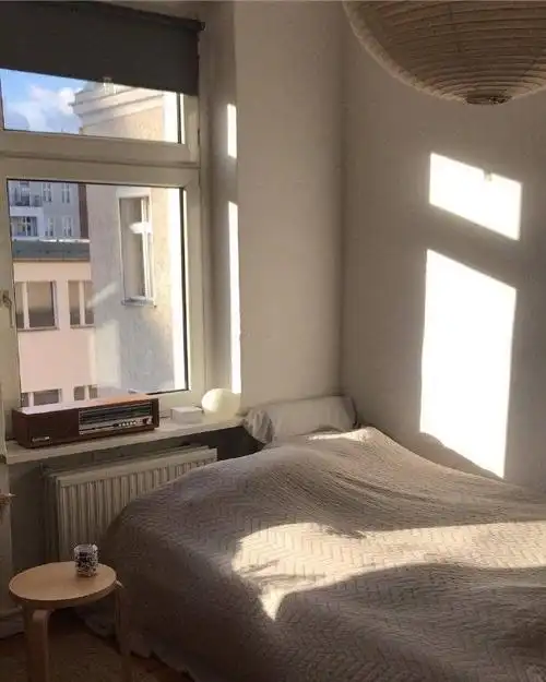 喜欢这样的自然光线充足的卧室一醒来就能看到阳光真好