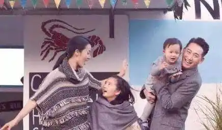 黄磊三胎儿子首次亮相,网友直呼:基因太强大_家庭_孙莉_明星