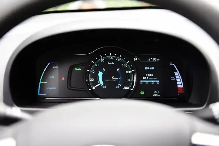 仪表盘采用液晶屏,显示内容清晰规整.