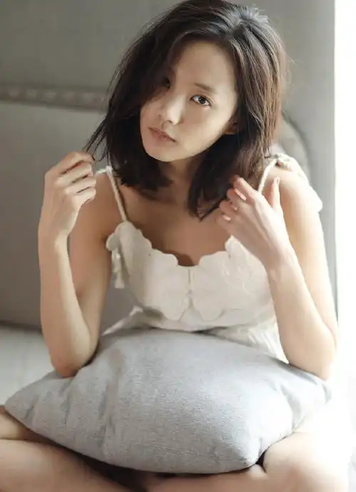 李一桐性感慵懒居家写真图片