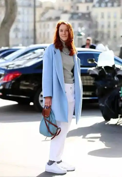 看这个领子的颜色和鞋子是呼应 这样的搭配刚刚够好 宝蓝色的大衣配