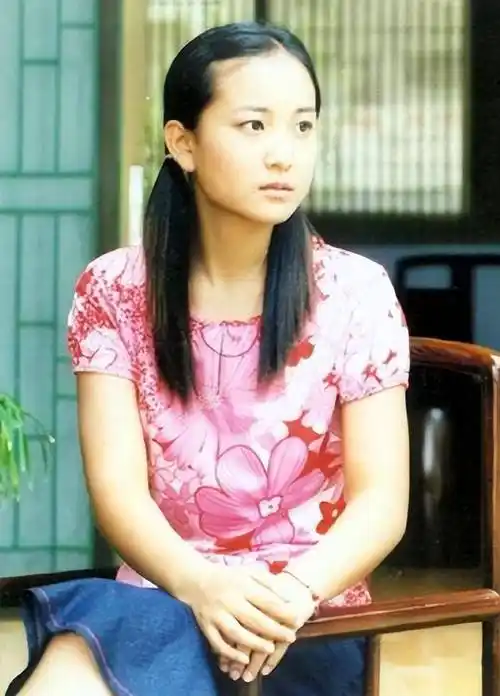 瘦身后的贾玲衣品越来越出众,小外套白t恤充满青春气息_生活_体重