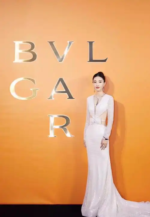 王丽坤穿白色系礼服也忒显身材了女生看了都羡慕