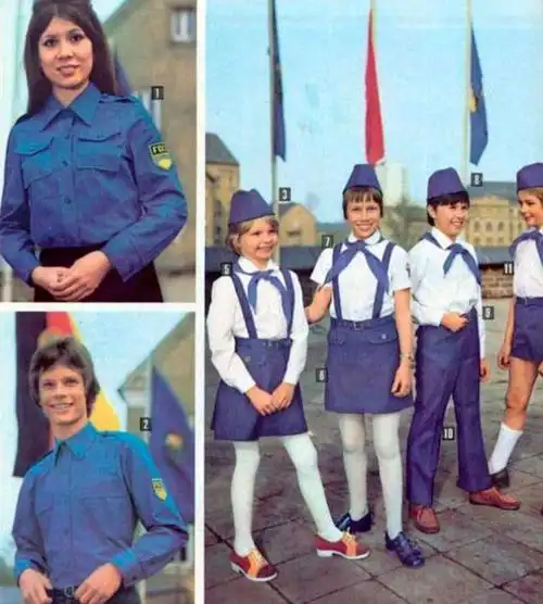 东德学生的校服和领巾,都是蓝色的