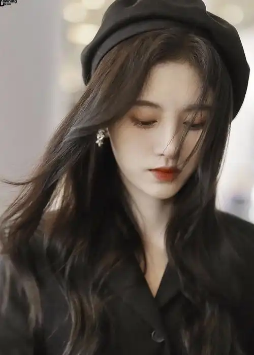 鞠婧祎机场黑色西装,行走的衣架子!