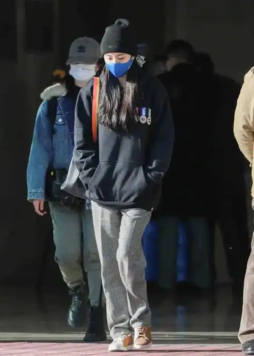 杨幂冬季一套男友风穿搭真别致卫衣搭配灰色休闲裤超显嫩