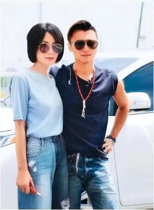 王菲谢霆锋现身机场甜蜜牵手对视同坐经济舱感情不比小情侣差