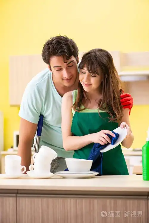 在厨房工作的年轻夫妇