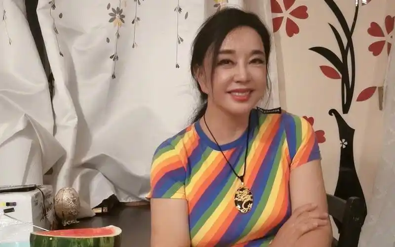 71岁刘晓庆坚持晨跑,冬天穿短袖无惧快跑身体棒,颜值依旧身材好