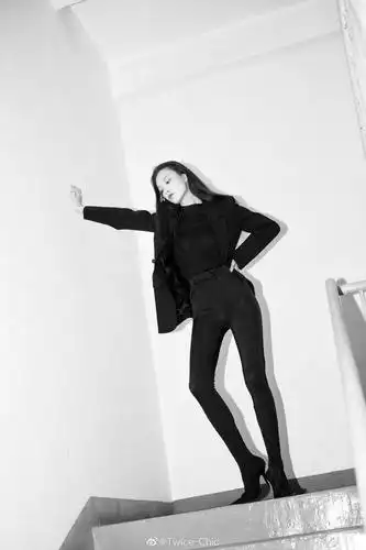 倪妮的这组全黑造型楼梯间look,太过经典.