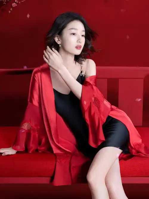 杨幂,周冬雨与何穗精彩演绎维密中国新年宣传大片,以娇俏的冬日红梅为