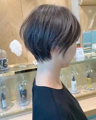 首先我喜欢这种特别有层次感的短发,蓬松又有线条感,对于头型不太完美