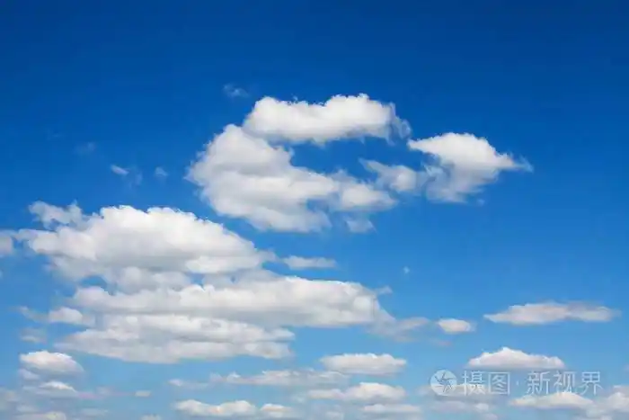 晴天有云的蓝天.