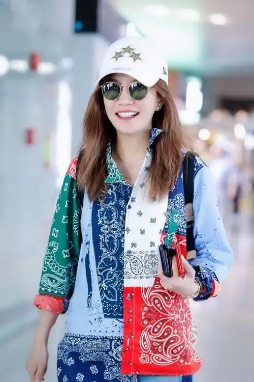 而现在也是一个时尚小潮人的赵薇,也正式开启夏季秀腿模式了.