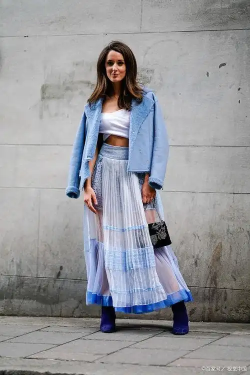 天蓝色是一种清新,自然的颜色,具有很好的搭配效果.