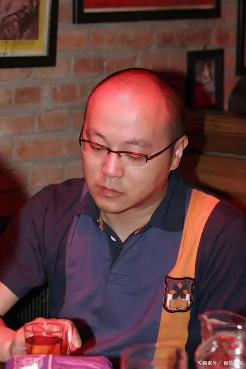 窦唯是王菲的前任丈夫,也是一位有名的音乐人,但他不喜欢在公众面前