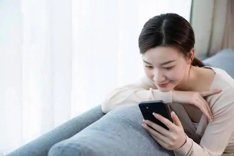 撒泡尿还得老娘扶着--------"我看不过去,询问地眼神看向大姨.