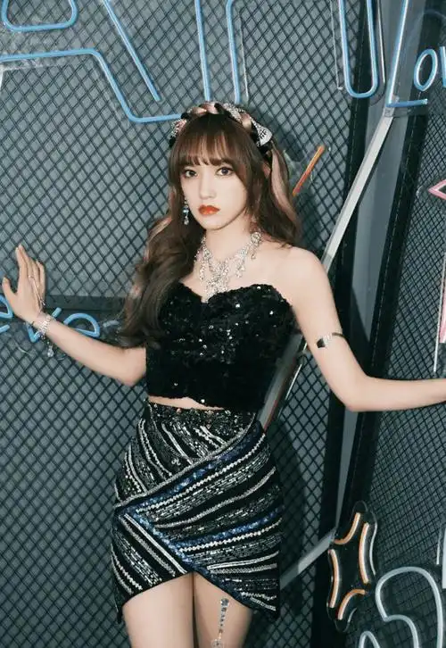 程潇现身乐华年会舞台火辣身材自带精修不愧是人间芭比