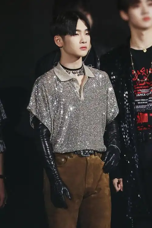 周震南精修图比生图还胖?粉衣白裤单薄瘦弱,梳油头却毫无时尚感