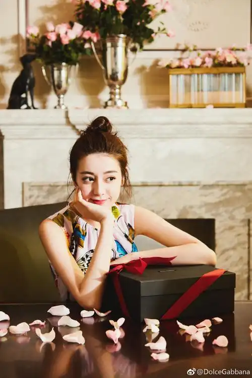 [迪丽热巴][新闻]180513 杜嘉班纳释出迪丽热巴新图:头扎丸子头笑容