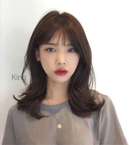 40岁女人头发不要剪太短,过年流行这3款落肩卷,时髦减龄又洋气