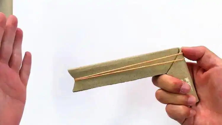 用快递盒制作特别简单的纸板玩具枪结实又耐玩还能三连发