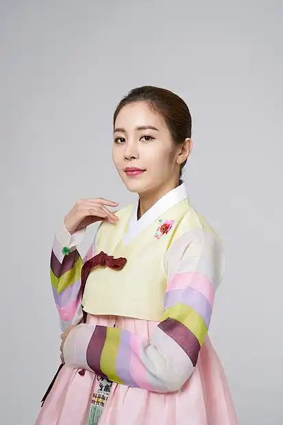 时尚夹克黄的韩服女人韩国人