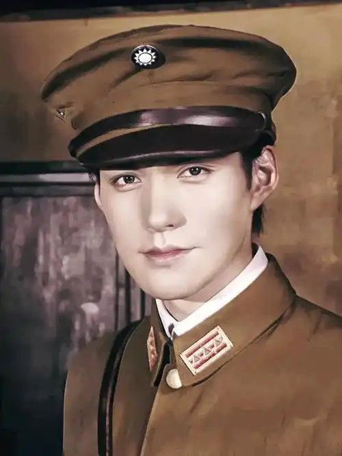 当时严屹宽的脸庞比较清秀稚嫩,这顶帽子刚好能增加几分威严.