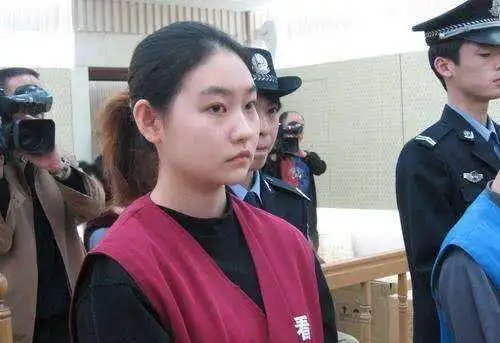 王媞正是在这次婚礼中和肖钦在一起了,在一起之后她一直满足肖钦的