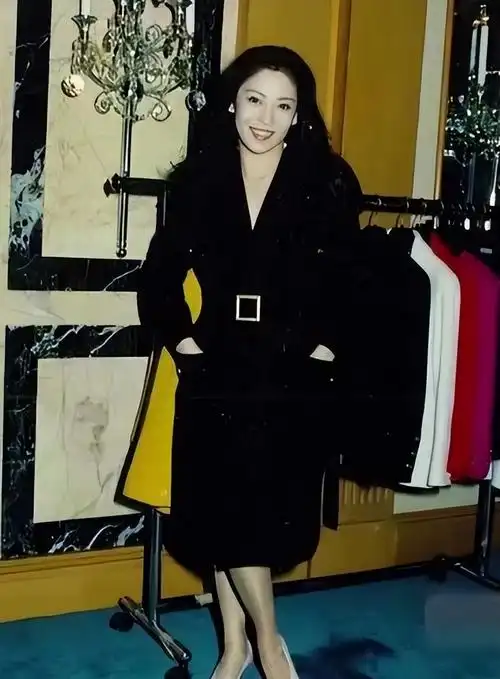 "向太"陈岚:戴75克拉巨钻,永远站c位,年轻时美貌不输关之琳