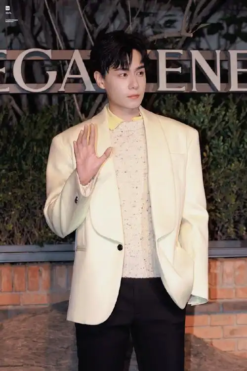 bv北京时装秀##胡一天洋甘菊色西装