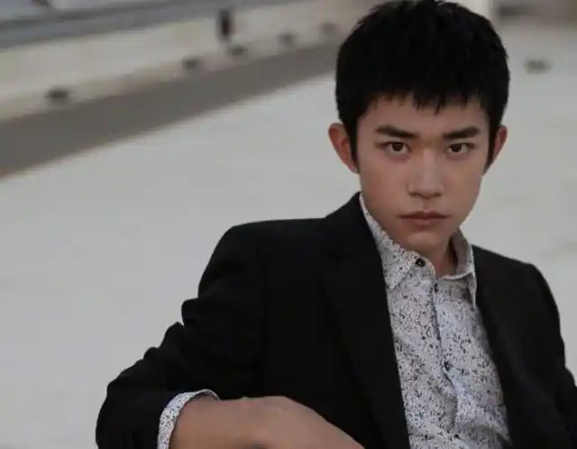 狗啃刘海板寸头干净利落,露出刘海的千玺有种成熟的干练