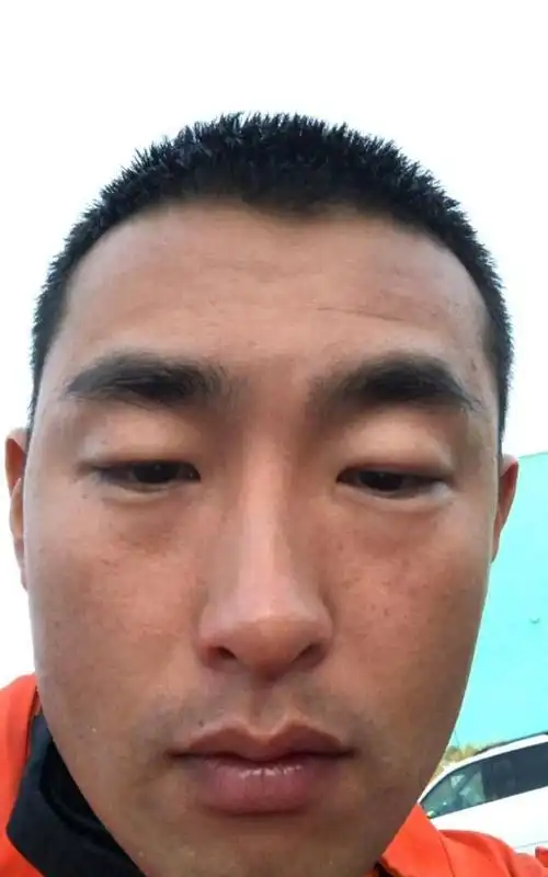 王彦霖半夜晒自拍丑照眼睛不是丑哭肿的而是被太平洋海水腌的