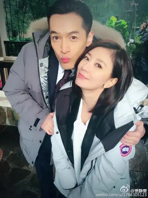 贾静雯合影胡歌欲献吻 - 小s嫉妒:干嘛抱在一起 - 明星 - 正年轻网