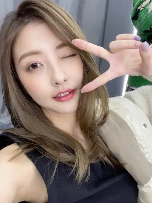 最近看到豆得儿的素颜照,有些震惊了,脸上痘痘痘疤不说,整个脸感觉也