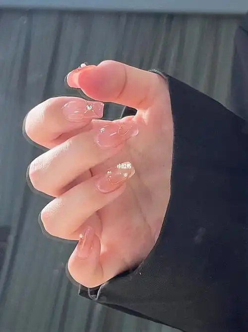 渐变草莓粉短款美甲显白的离谱