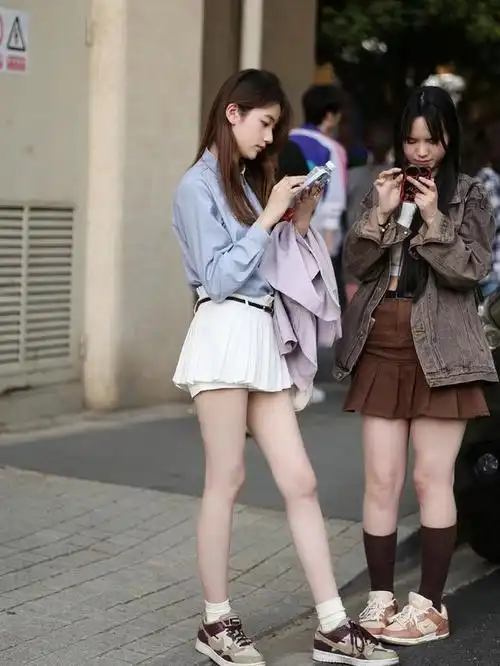 被上海女生街拍惊艳了!满大街都是"辣妹迷你裙",时髦又显腿长